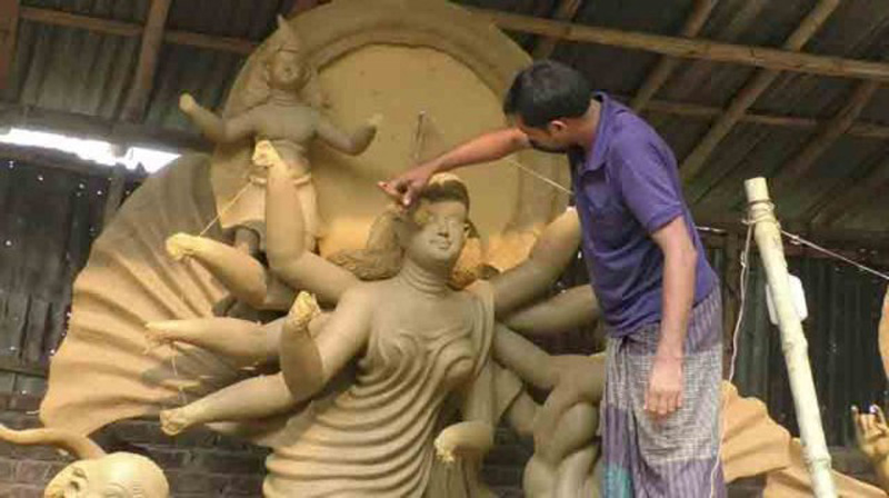 রাজশাহীতে প্রতিমা তৈরিতে ব্যস্ত শিল্পীরা