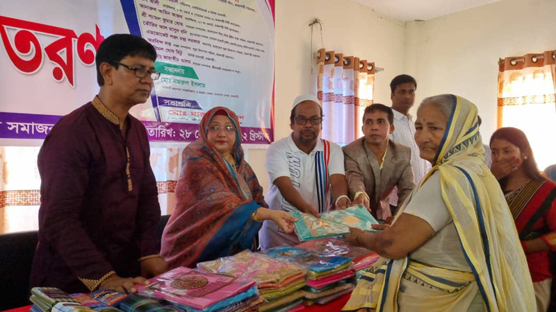 শারদীয় দুর্গোৎসব উপলক্ষে গরীব অসহায় মানুষের মাঝে বস্ত্র বিতরণ