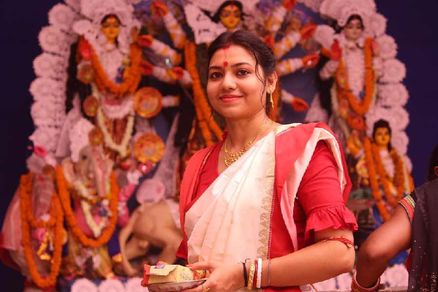 মা দুর্গার দাঁত মাজানো হয়, চুলের খুশকি পরিষ্কার থেকে ফেসপ্যাক, সব থাকে উমার রূপটানে