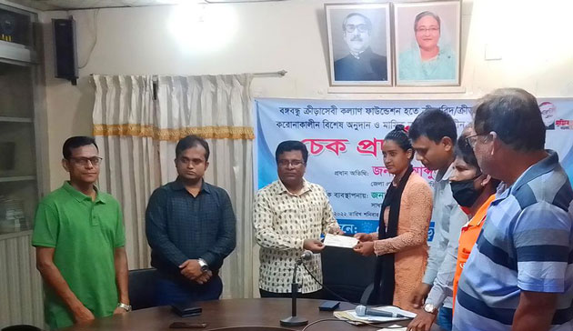 রাজশাহীতে ক্রীড়াসেবী ফাউন্ডেশনের চেক পেলেন ৮৮ জন
