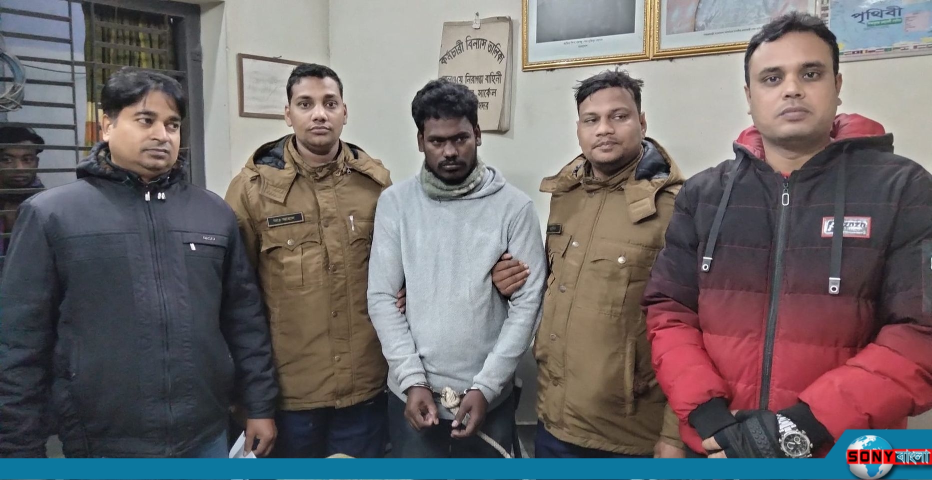 রাজশাহীতে রেলওয়ের টিকিটসহ কালোবাজারি গ্রেফতার